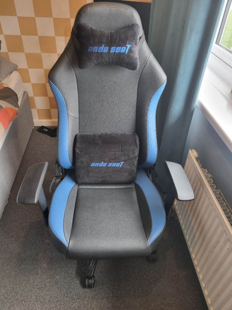 6 months old gaming chair