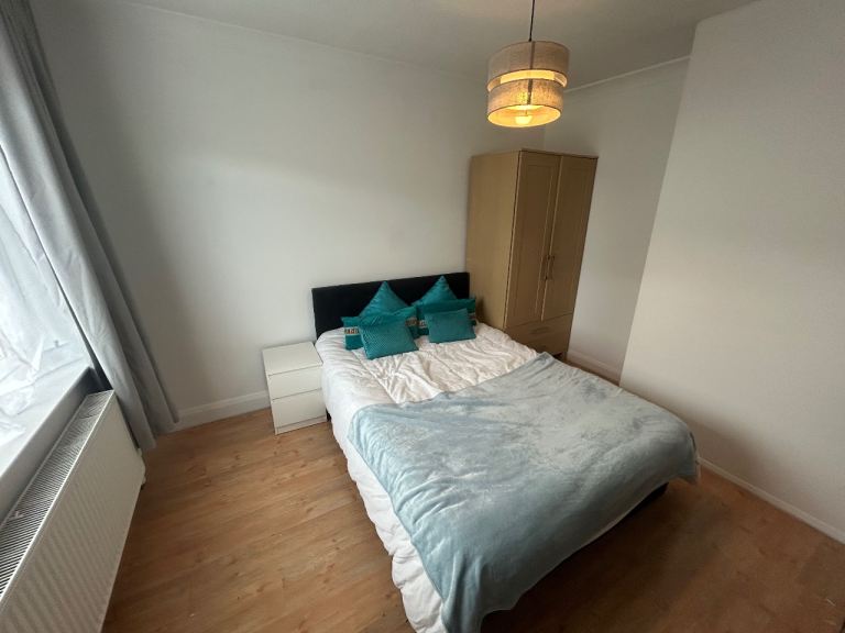 Smart room in house share nr Canons Park tube /edgware