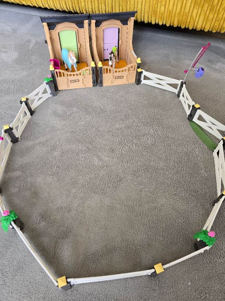 Horse and stable playset