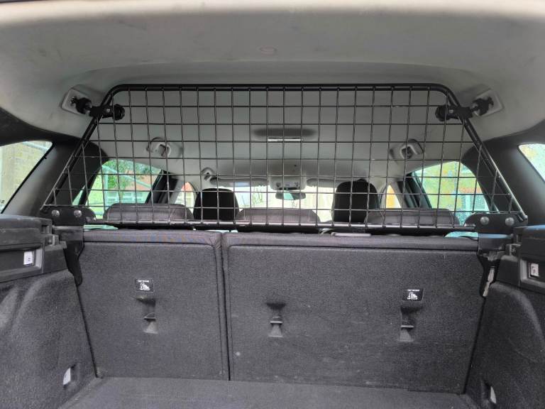 DOG GUARD – Vauxhall astra estate 2015-2021 Postage possible