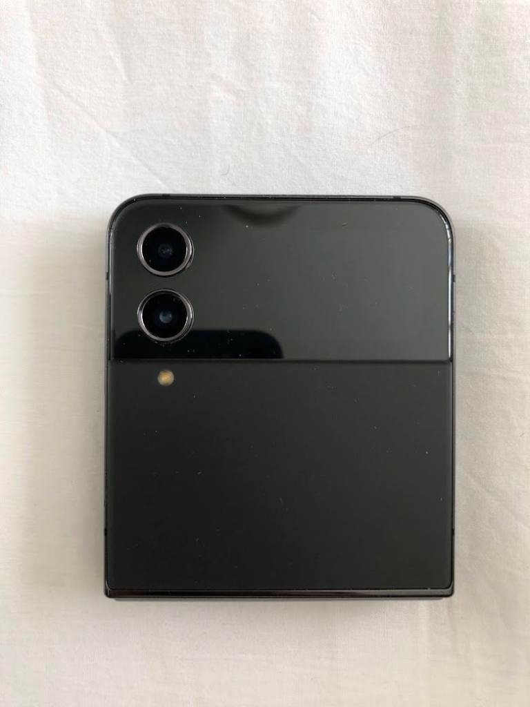 Samsung Galaxy Z Flip4 in Immaculate Condition (UNLOCKED)