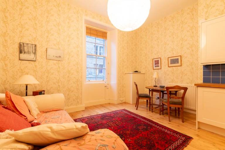 Superb, 2 bedroom, 1st floor flat in Causewayside – available October