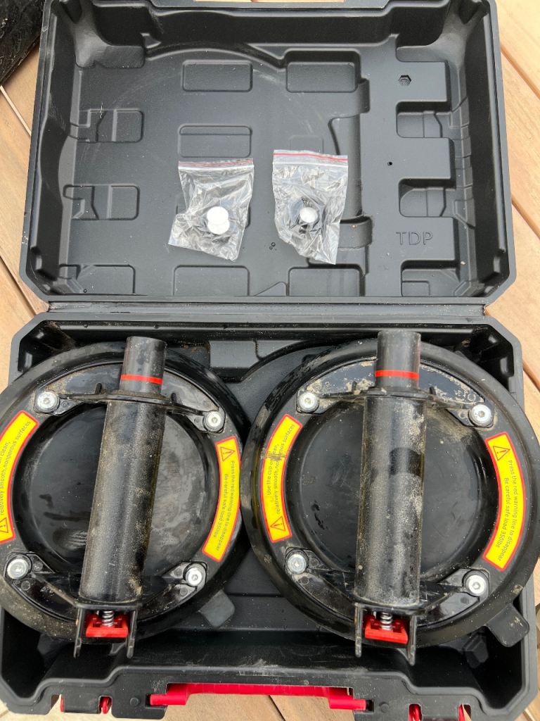 2 suction lifters 
