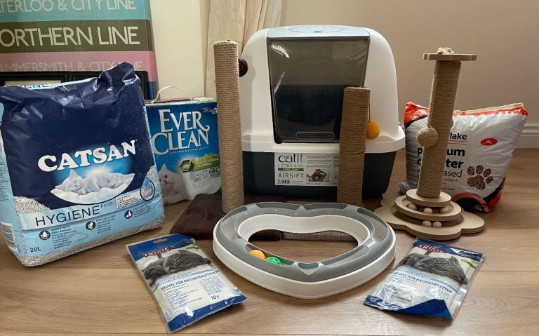 Cat litter tray and accessories 