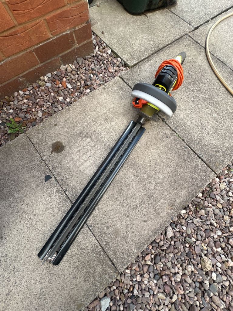 Ryobi 650W Electric Hedge Trimmer – 60cm Blade & HedgeSweep  £40 bargain