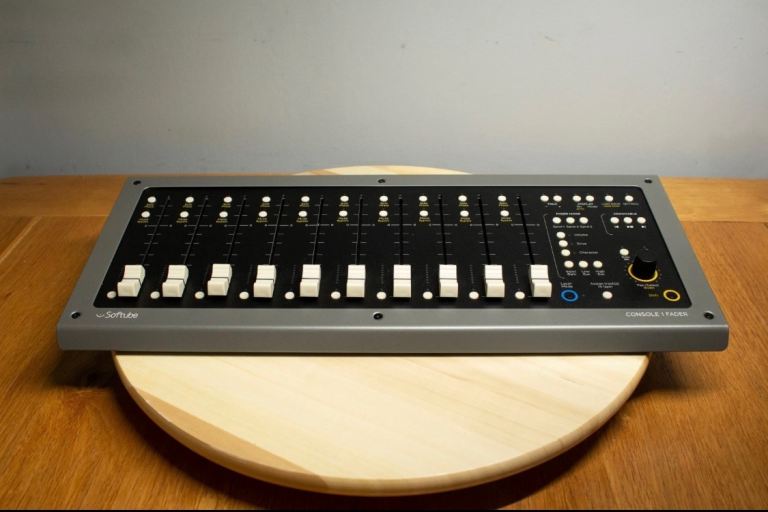 Softube console 1 midi controller surface  mix Eq console 