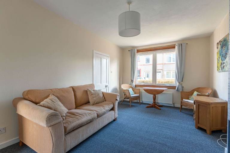 Charming, 2 bedroom, main door flat in Corstorphine – available June