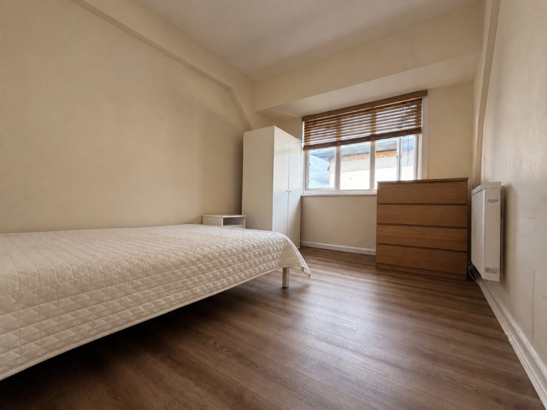 Swindon Town Centre Refurbished  Room To Let With Low Deposit