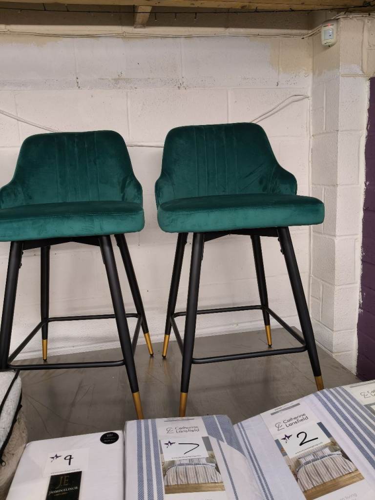 BRAND NEW BAR STOOLS STUNNING... chair seats sofa tv lamp