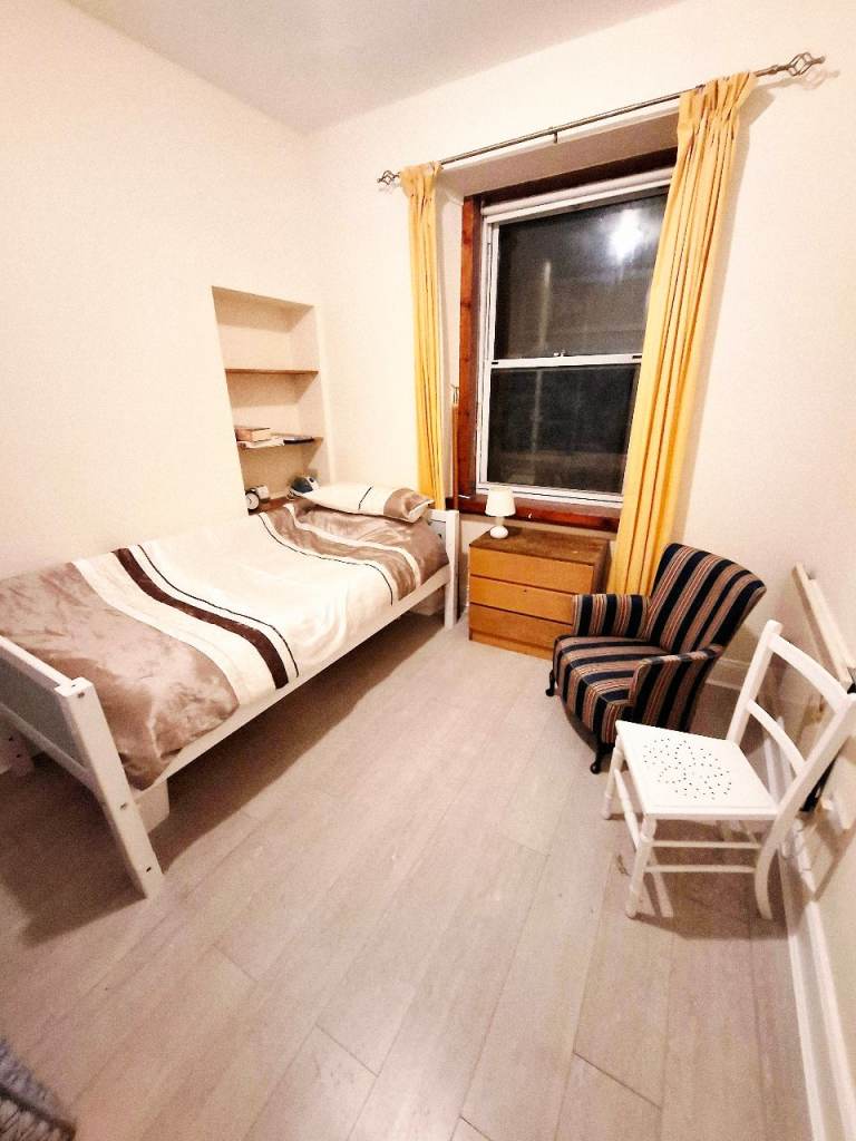 Available double room with a single bed near the Medows