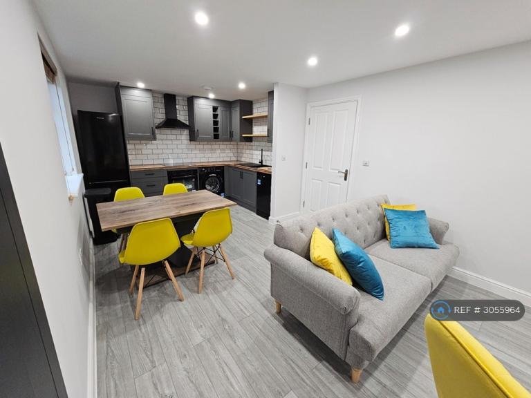 2 bedroom flat in Burnage Lane, Manchester, M19 (2 bed) (#3055964)