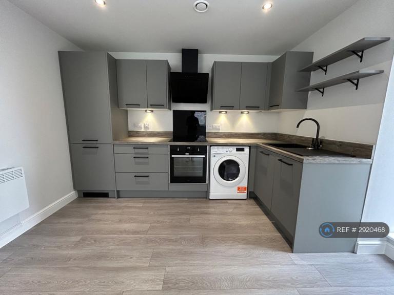 1 bedroom flat in West End Court, Leeds, LS11 (1 bed) (#2920468)