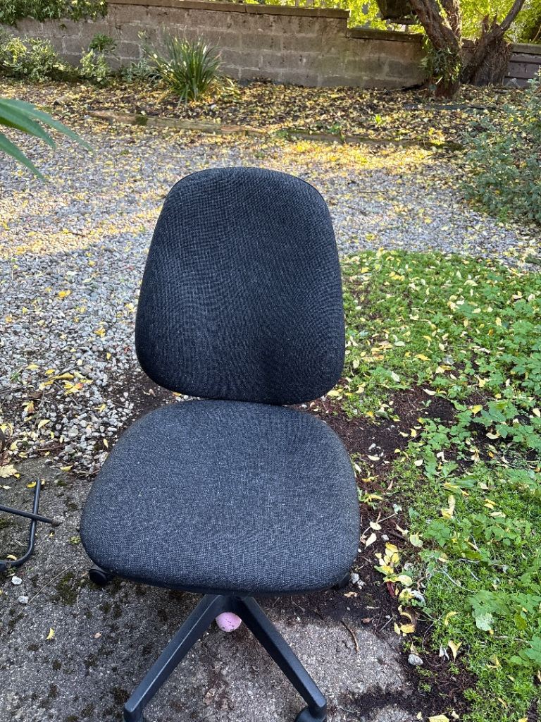 PENDING COLLECTION Desk chair dark grey 