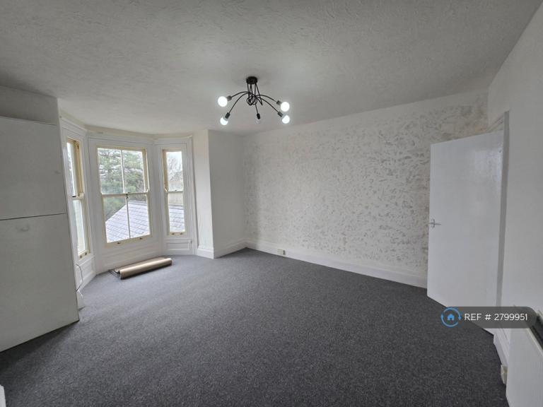 1 bedroom flat in Oxford Arcade, Penmaenmawr, LL34 (1 bed) (#2799951)