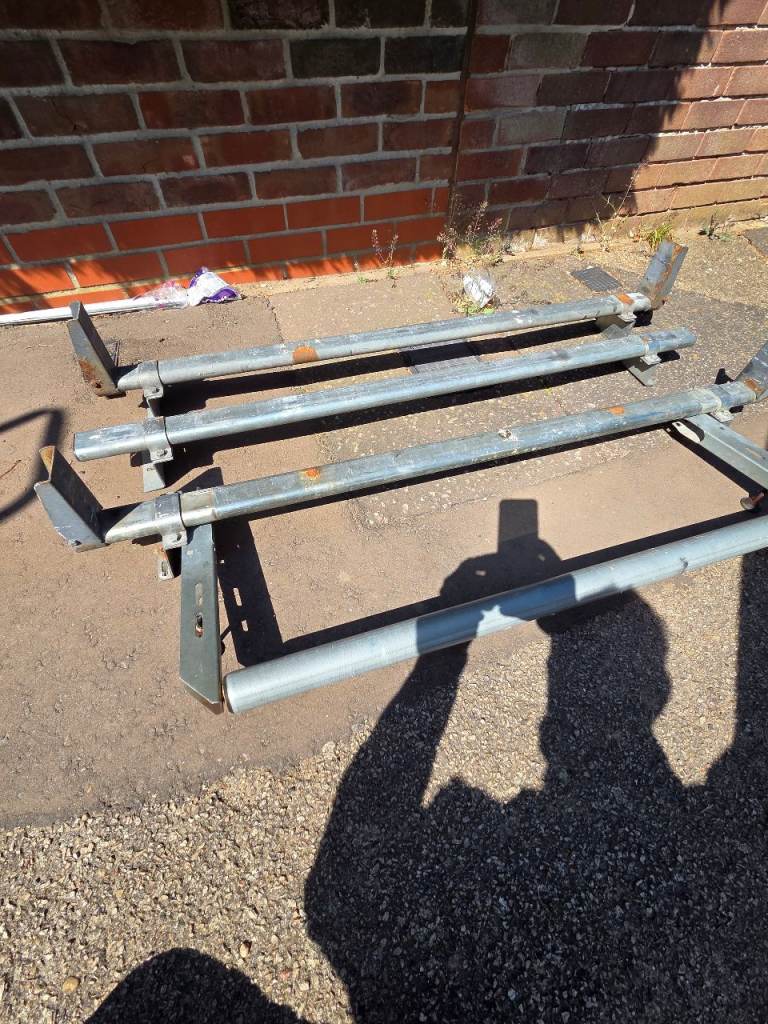 Roof rack with roller bar