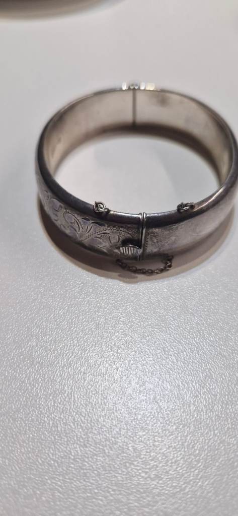Collectible okd silver bangle 