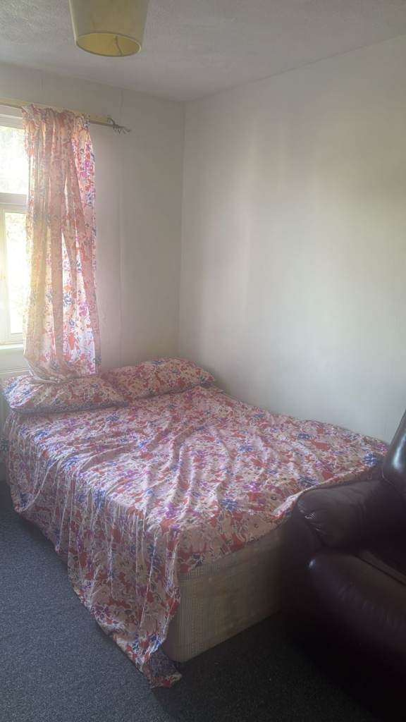 Spacious & Cosy Double Room For Rent AT CR0 4LU