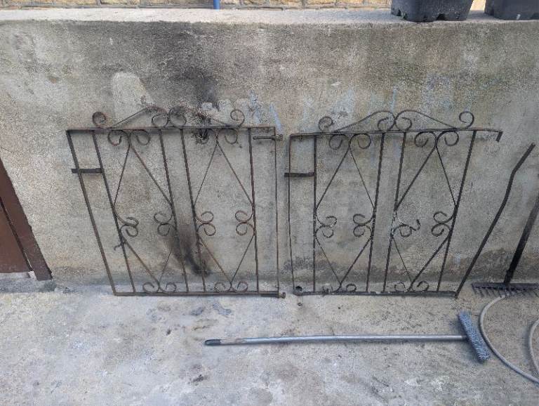 2 metal gates 