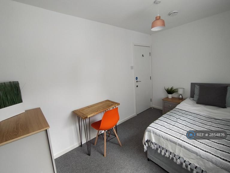 5 bedroom house in Hoxton Close, Northampton, NN3 (5 bed) (#2854876)