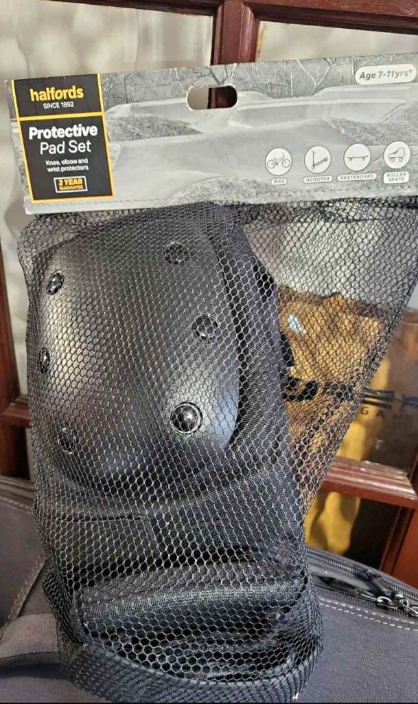 New Halfords Protective Pad set 7 -11 years