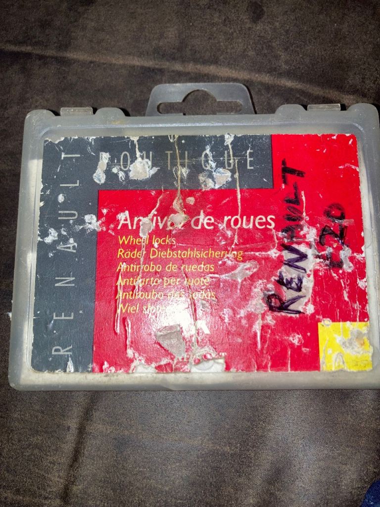 Alloy locking wheel nuts 