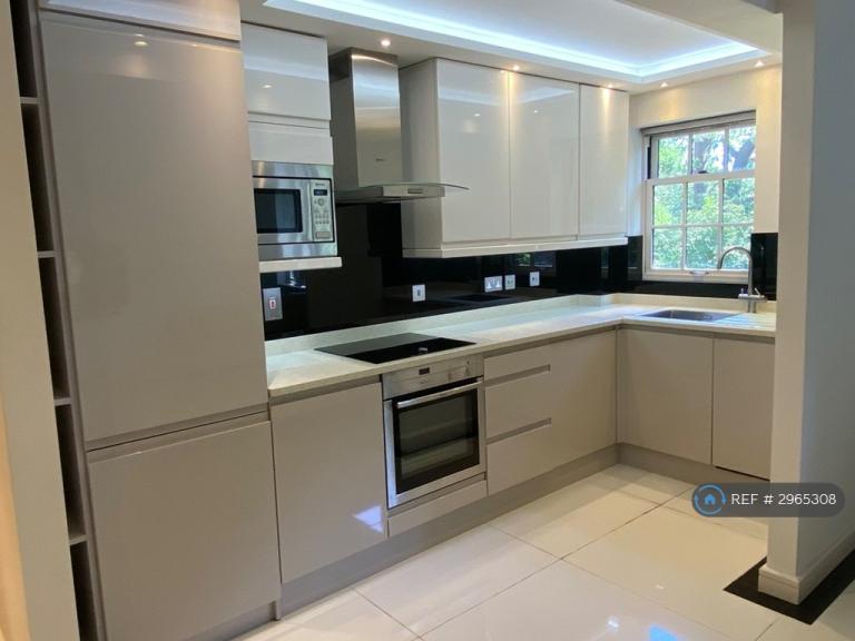 1 bedroom flat in Princes Road, Weybridge, KT13 (1 bed) (#2965308)