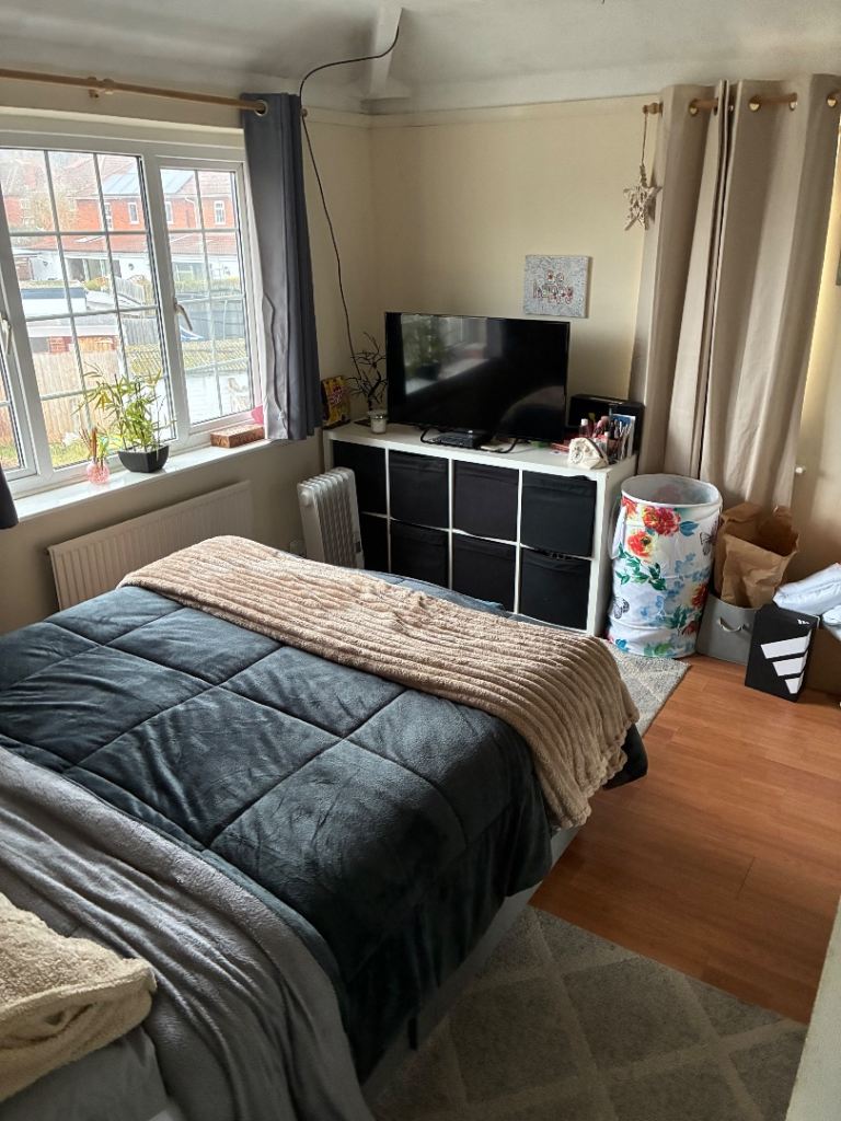 Spacious double room in house share (all utility bills included)