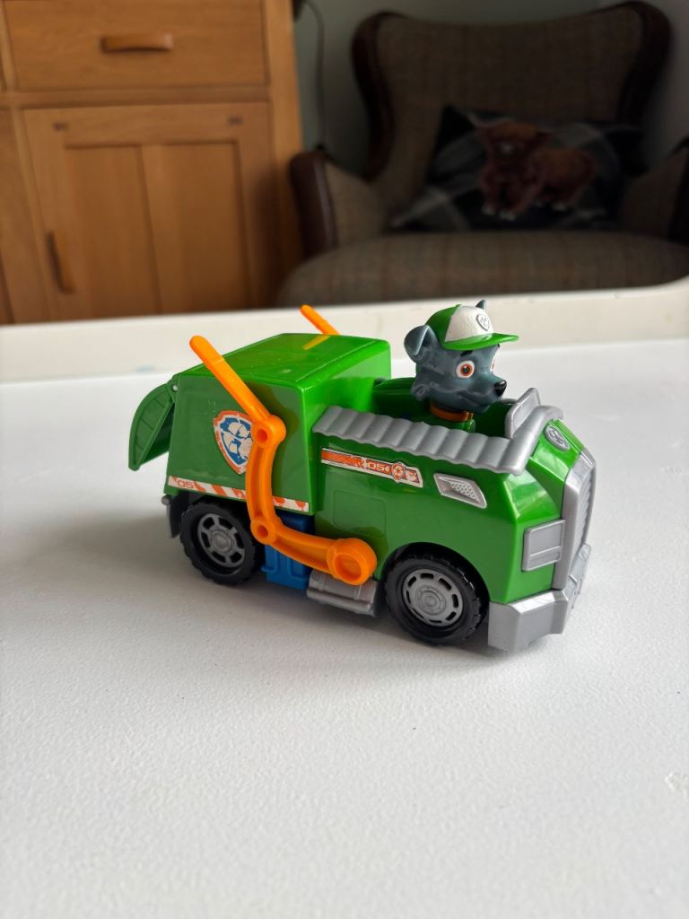 Paw patrol rocky’s recycle truck