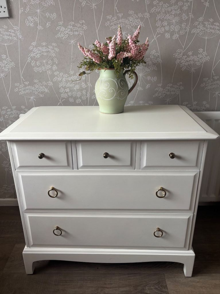 Stag minstrel White Wooden Chest of Drawers with Brass Handles – Good Condition