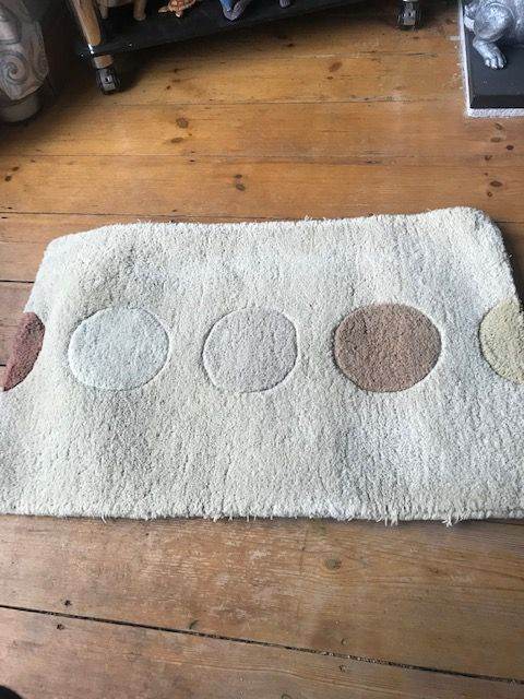 Wool Rug  Colour Cream with Circle Pattern Down Centre of Rug