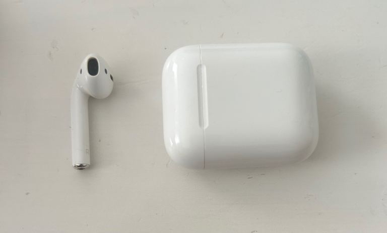 Apple AirPods with Charging Case (2nd generation)