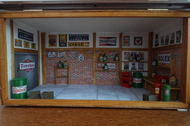 Car Model Diorama Garage Display Case - 1:18 Scale