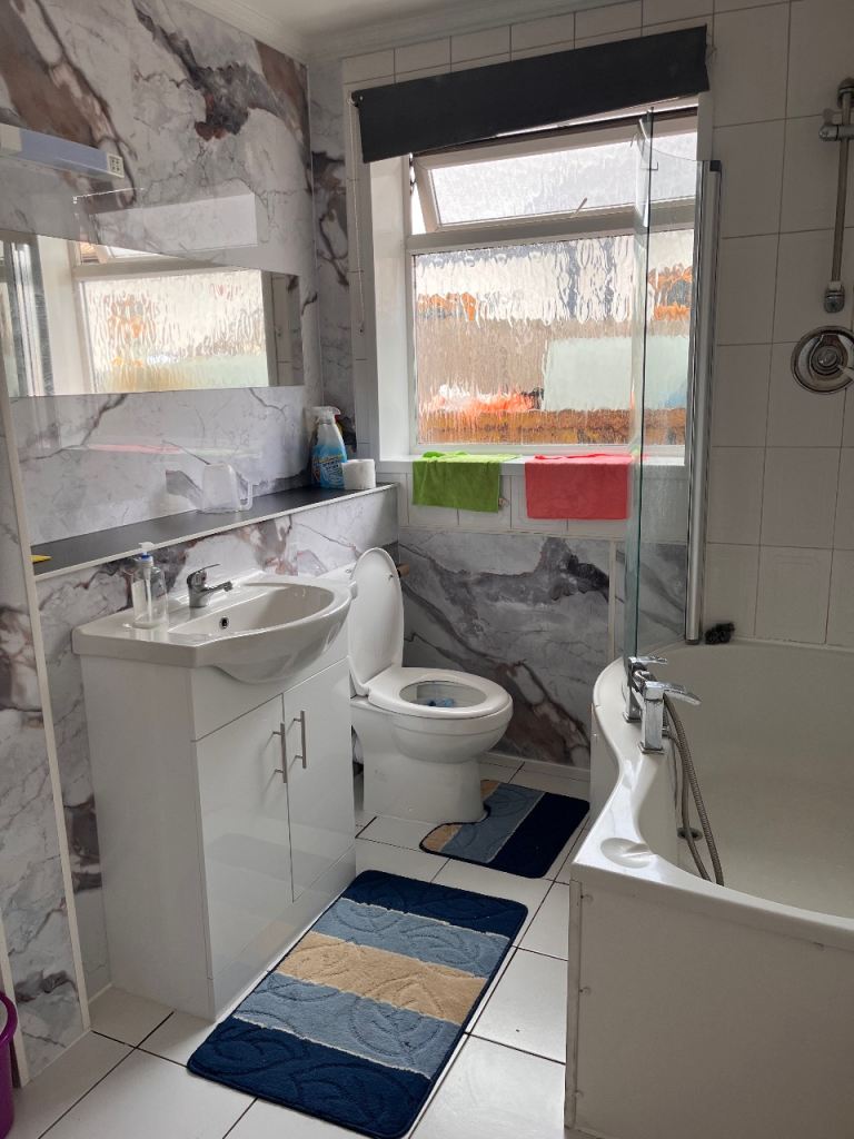 One space for girl in double room 