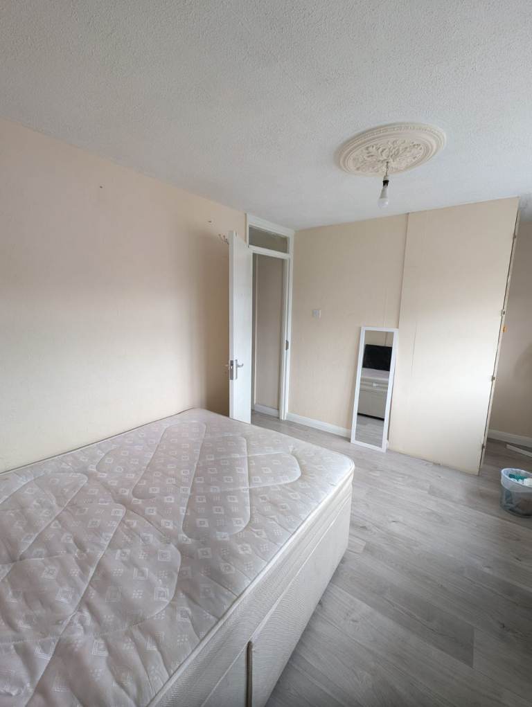 Large Double Room UB79HR  650 PCM All bills included - Very close to Marriot hotel and Crown Plaza 