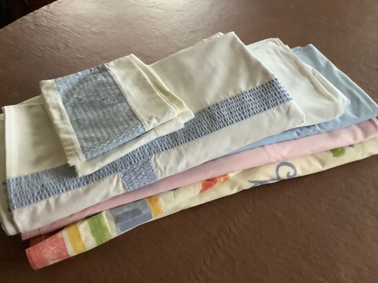 Double Bedding Sheets, duvet cover, valance sheet, pillowcases. (7 piece).