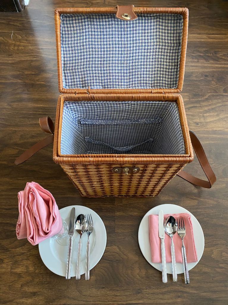 PICNIC BASKET CROCKERY CUTLERY SET