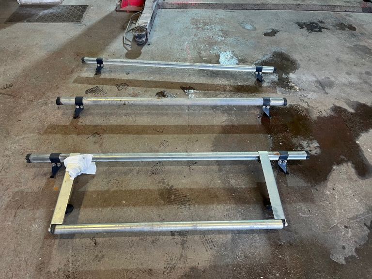RHINO 3 BAR ROOF RACK WITH REAR ROLLER