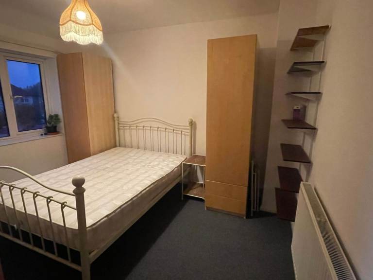 Double room with private shower and toilet. Walking distance to JR, Brookes, city center. 