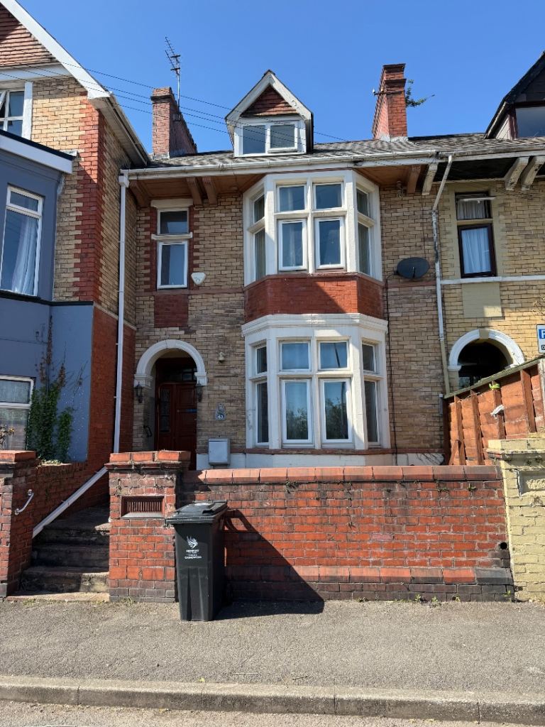5 Bed house opposite the train station 