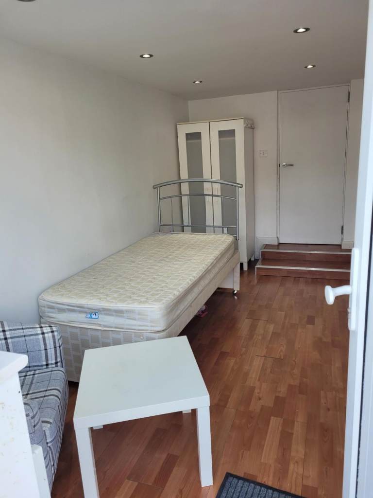 Studio/room in Eastcote, Pinner suitable for Single Person