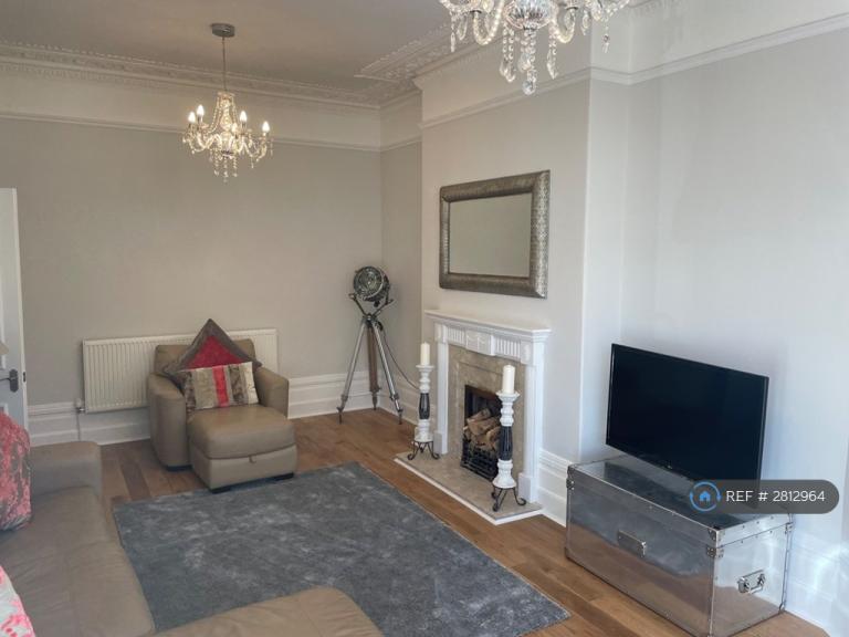 2 bedroom flat in Cathedral Road, Cardiff, CF11 (2 bed) (#2812964)