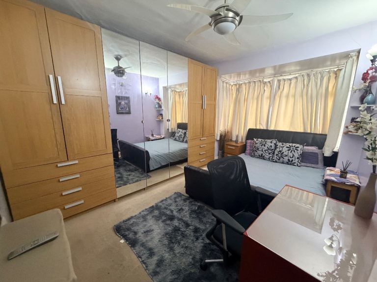 Available now: a quiet house with modern and spacious room with huge wardrobes a comfy leather bed