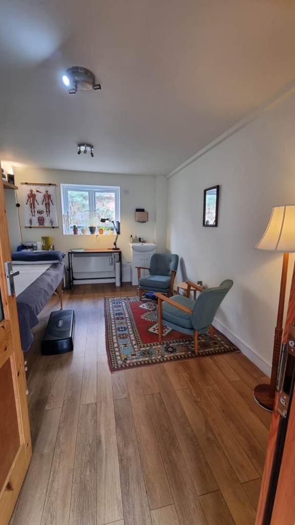ACUPUNCTURE and MASSAGE LICENCED AND REGISTERED studio available 1st April 2026.