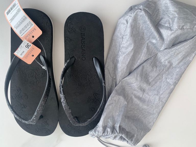 Ladies Bassano stylish black flip flops size 3 