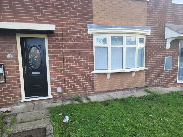 Three Bed Mid Terraced House to Let 