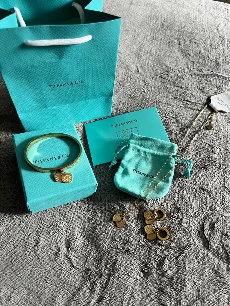 Ladies jewellery set. Gold colour. New with gift bag and box