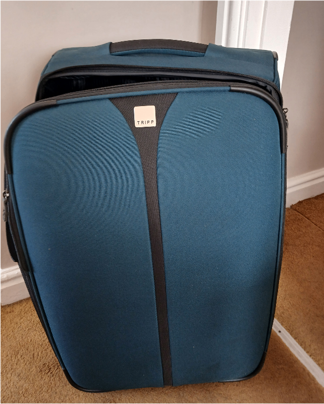 Teal Tripp Expanding Suitcase Great Condition. 