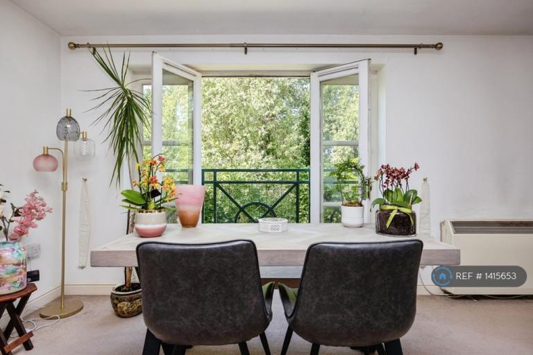 2 bedroom flat in Faraday Road, Guildford, GU1 (2 bed) (#1415653)