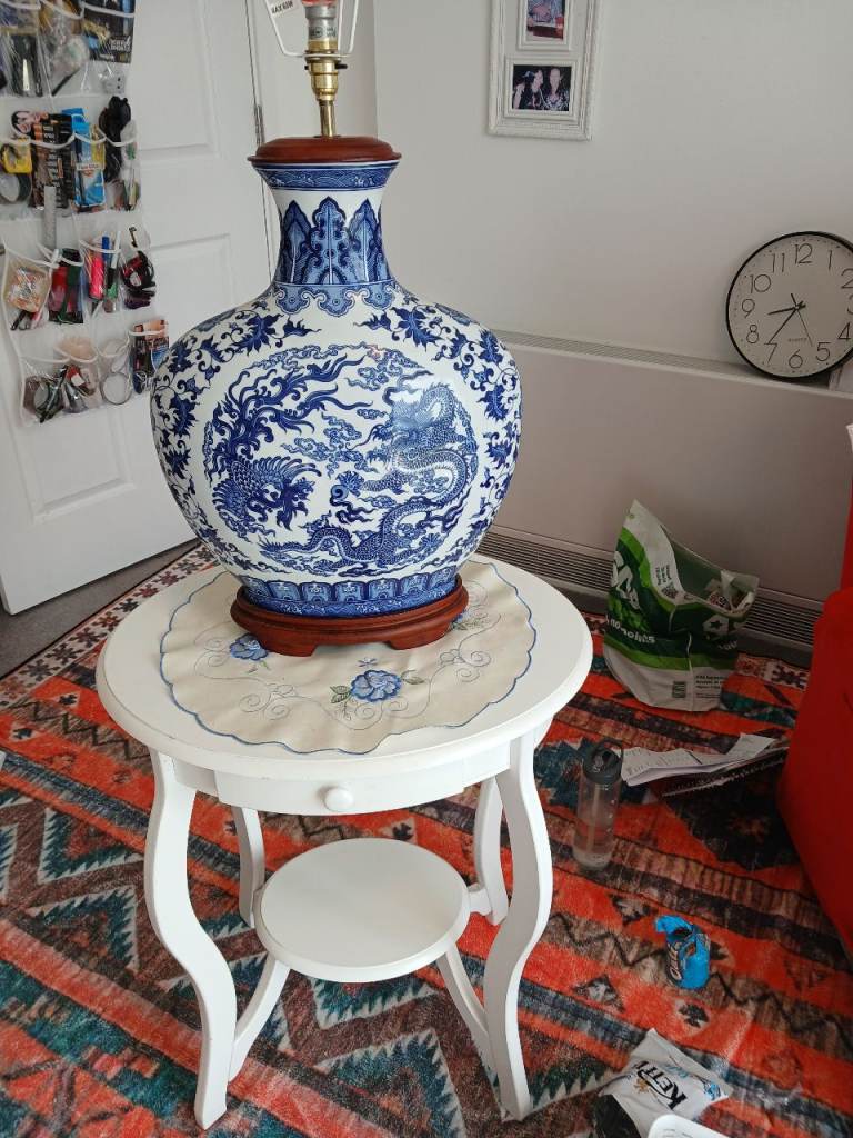 BEAUTIFUL ORIENTAL CHINESE DRAGON LAMP & TABLE