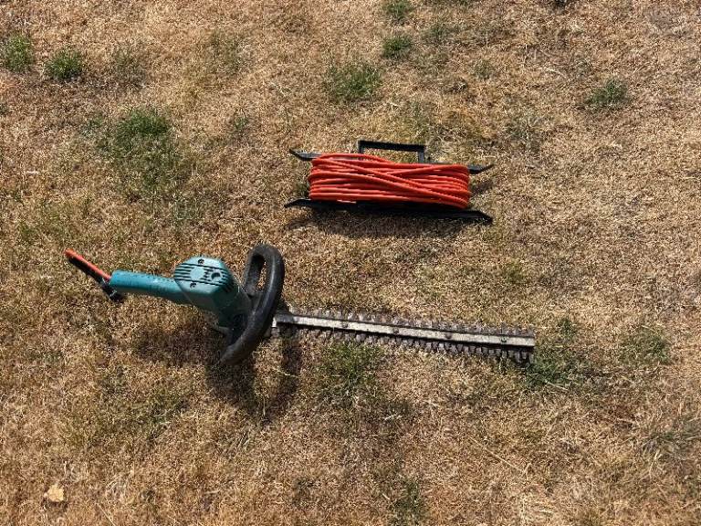 Black & Decker GT100 Electric Hedge Trimmer with Extension Lead